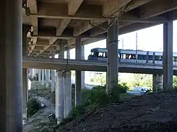 Sous le Skanstullsbron, une rame du Tvärbanan sur le Fredriksdalsbron.