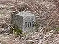 Une borne est-allemande porte l'inscription « DDR » (Deutsche Demokratische Republik) gravé sur son côté occidental