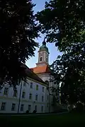 Arrière de l'église et jardin de l'ancienne abbaye.