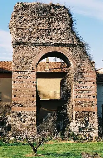 Porte Dorée.