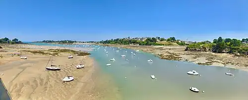 L'estuaire du Frémur Est, entre Lancieux (Côtes d'Armor) à gauche, et Saint-Briac-sur-Mer à droite. Cette vue est prise sur le pont du Frémur, côté nord.