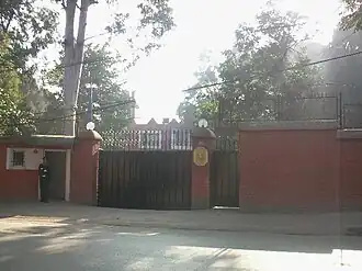Le portail d'entrée de l'ambassade, surveillé par un garde.