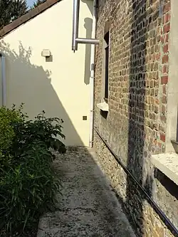 La plaque d'identification du puits no&nbsp;3 dans son environnement.