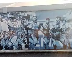 Affiches de la Bodega des supporters avec, à droite, le capitaine Francis Rui ballon en main, et à gauche, le Brennus polémique, à Pierre-Antoine.
