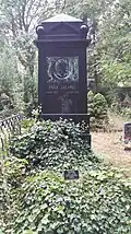 Tombe avec médaillon de Max Jähns (1837-1900), officier et écrivain.
