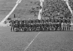 Les joueurs des Indians posant sur la pelouse de leur stade sur deux rangées. En arrière-plan, les gradins avec des spectateurs.