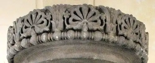 Frise de l'abaque du chapiteau du pilier d'Allahabad, originellement à Kosambi, avec palmettes et lotus hellénistiques.IIIe&nbsp;siècle&nbsp;av. J.-C.