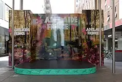 photographie couleur d'une mini scène avec le logo «Adélaïde Fringe» dans un centre commercial