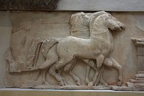 Char d'une déesse qui s'écarte après le jugement de Pâris. Frise Ouest du Trésor de Siphnos. Delphes, peu avant 525. Détail de la frise Sud. Marbre de Paros, sculpteur d'Ionie du Nord (?). H. 64&nbsp;cm. Musée archéologique de Delphes