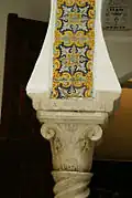 Ensemble ornemental d'une arcade : frise en céramique, abaque et chapiteau.