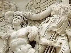 Jeune Géant terrassé par Athéna, détail de la frise du Grand autel de Pergame, IIe&nbsp;siècle&nbsp;av. J.-C., musée de Pergame, Berlin.