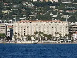 L’hôtel Carlton.