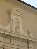 Titeuf au fronton du monastère