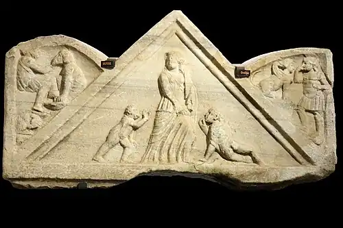 Fronton d'un couvercle de sarcophage. Rome impériale fin IIe /début du  IIIe&nbsp;siècle