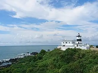 Le phare du cap Fugui surplombe le cap.