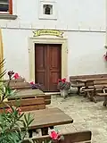 Entrée de la salle des fresques dans la cour