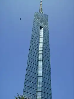 Un oiseau monte autour de la tour de Fukuoka.