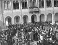 Près de l'hôtel de ville, un jour de fête.Fondation Joaquín Díaz.