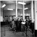 Funiculaires de Fourvière et Saint-Just, contrôle des billets en gare de Saint-Jean. Photographie négative sur film souple, sans date (années 1960 ?). Fonds de la Société des transports en commun lyonnais