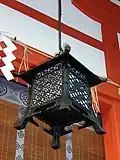 Lanterne suspendue au Fushimi Inari-taisha.