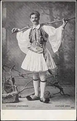 Reconstitution début XXe&nbsp;siècle du « costume traditionnel grec » à fustanelle.