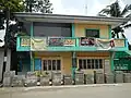 En bas à droite de ce bâtiment du barangay de Siling Matanda à Pandi, la peinture murale indique la salle dédiée à la katarungang.