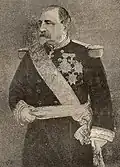Photo en noir et blanc d'un homme, debout, en tenue de général et portant des décorations.