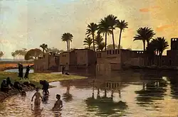 Le tableau est un paysage montrant des baigneuses nues dans un lac, devant un paysage avec palmiers et bâtiments en terre.