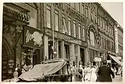 Vue de rue avec des chariots