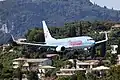Un Boeing 737-800 de Thomson Airways en approche, au-dessus de Pontikonisi.