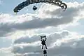 Commando parachutiste du 1er RHP durant une démonstration de saut.