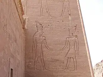 Scène du pylône gauche.