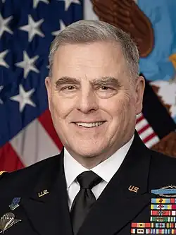 homme blanc en tunique militaire souriant
