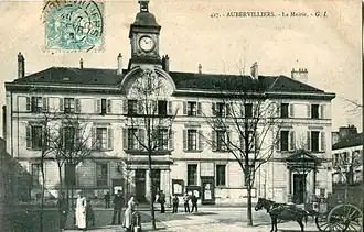 La mairie à l'ouest de la place.