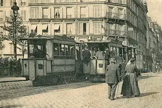 Croisement de deux rames du tramway funiculaire de Belleville vers 1900, au-dessus du canal Saint-Martin, à cet endroit passant en souterrain.