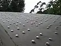 Vue de l'extérieur au-dessus du toit, des puits de lumière en verre.