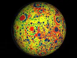 Image de la Lune montrant de nombreuses couleurs, notamment du rouge, du vert et du jaune, des points bleus étant à la place des cratères.