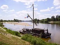 Toue cabanée à Cosne-Cours-sur-Loire