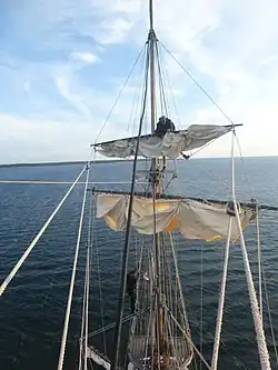 Gabiers ferlant le perroquet du grand-mât de La Grace en 2017 au mouillage dans la baie de Burgsvik (Suède). Les voiles les plus hautes sont les plus difficiles à ouvrir ou fermer, surtout par gros temps ou les mouvements du navire sont amplifiés par la flèche du mat pouvant atteindre jusqu'à 60 m sur les plus gros navires.