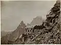 L'inauguration du refuge en 1893 ; en arrière-plan les aiguilles de Peuterey.