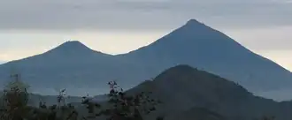 Le Gahinga à gauche et le Muhavura à droite.