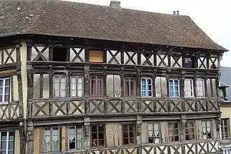 La maison à colombages&nbsp;Classé&nbsp;MH (1943),place de l'Église.