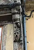 Un détail de sculpture au XXIe&nbsp;siècle.