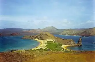 Tombolo de l'île Bartolomé, Galapagos : isthme renforcé par un petit massif dunaire