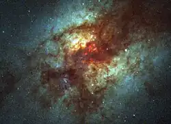 Détail du cœur d'Arp 220 obscurci par la poussière interstellaire (Hubble).