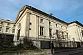 Aile droite du bâtiment, vue de la rue Buffon : actuellement elle abrite l'exposition permanente, mais jusqu'en 1963 elle abritait la bibliothèque du Muséum.