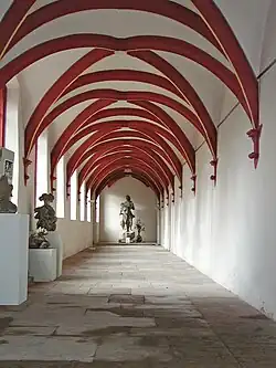 Galerie voûtée de style gothique.