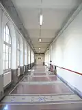 Une galerie entourant la cour centrale.