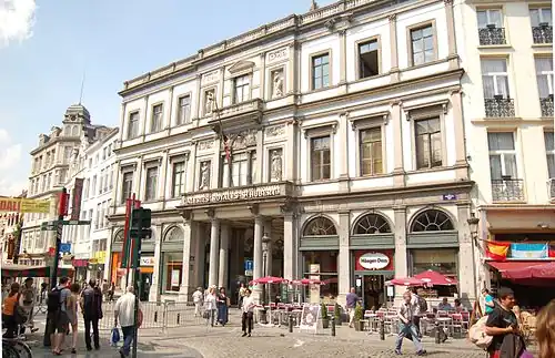 L'entrée sud sur la rue du Marché aux Herbes.