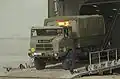 Le Galicia déchargeant de l'aide humanitaire en Irak sur des camions de l'armée de terre